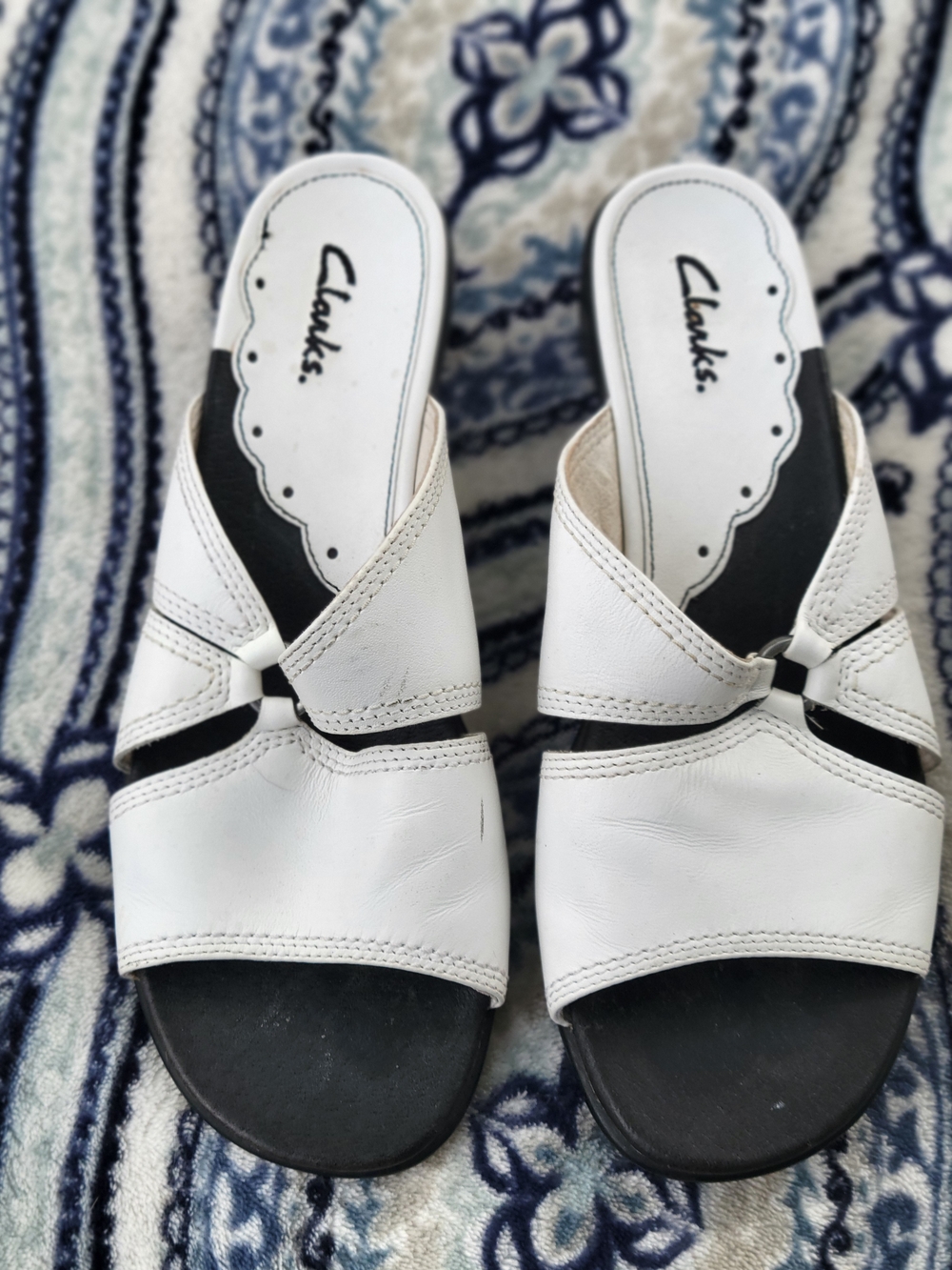 CLARKS white leather slip-on Sandals 7.5
